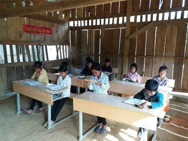 Các em học sinh tại điểm trường Khau Dề trong lớp học bằng vách tre nứa.