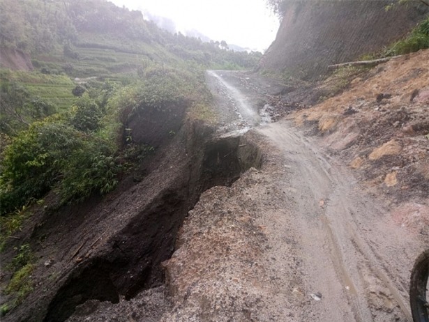 Con đường vào trường bị sạt lở đất do mưa lớn nghiêm trọng.