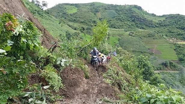 Thầy cô vượt qua những chặng đường nguy hiểm với quyết tâm gieo chữ cho học sinh vùng cao.