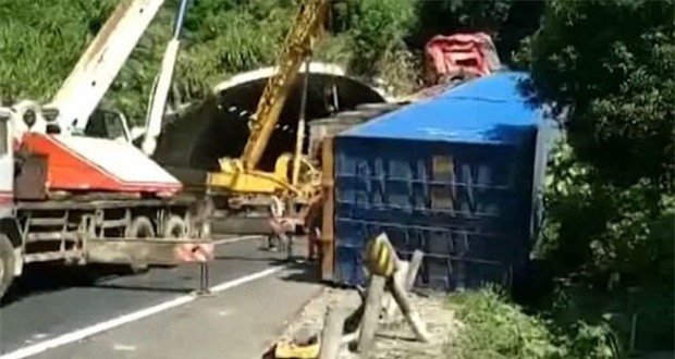 Ngủ gật trên tay lái, vị tài xế khiến xe tải hạng nặng lao thẳng lên nóc hầm đường bộ - Ảnh 3.