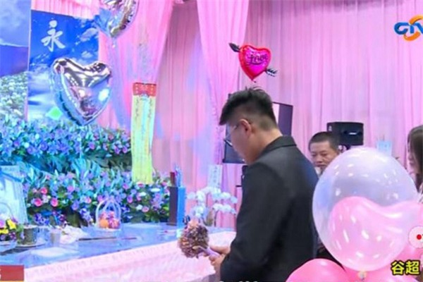 Cô dâu mang thai 5 tháng đột ngột qua đời, chú rể biến đám tang thành đám cưới - Ảnh 1.