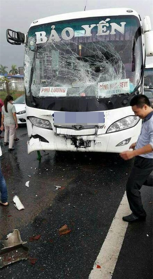 Thái Nguyên: Xe chở công nhân gây tai nạn liên hoàn trên cao tốc - Ảnh 2.