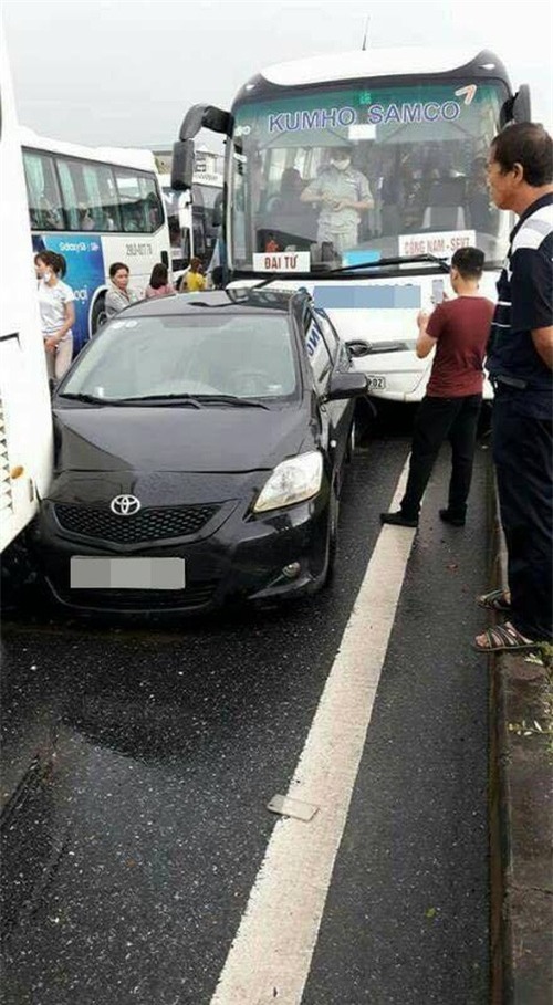 Thái Nguyên: Xe chở công nhân gây tai nạn liên hoàn trên cao tốc - Ảnh 3.