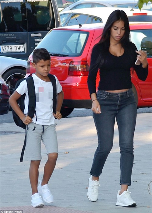 Georgina đưa con trai Ronaldo đi chơi giữa tin đồn mâu thuẫn mẹ chồng tương lai - Ảnh 1.