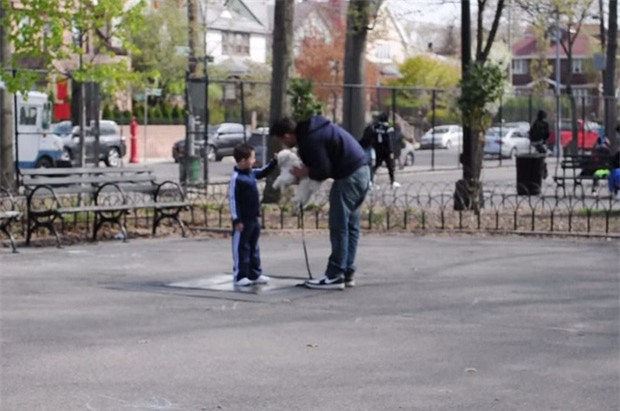 Được mẹ dạy cho 2 từ đơn giản, hai đứa trẻ đã thoát khỏi tay kẻ bắt cóc táo tợn - Ảnh 1.