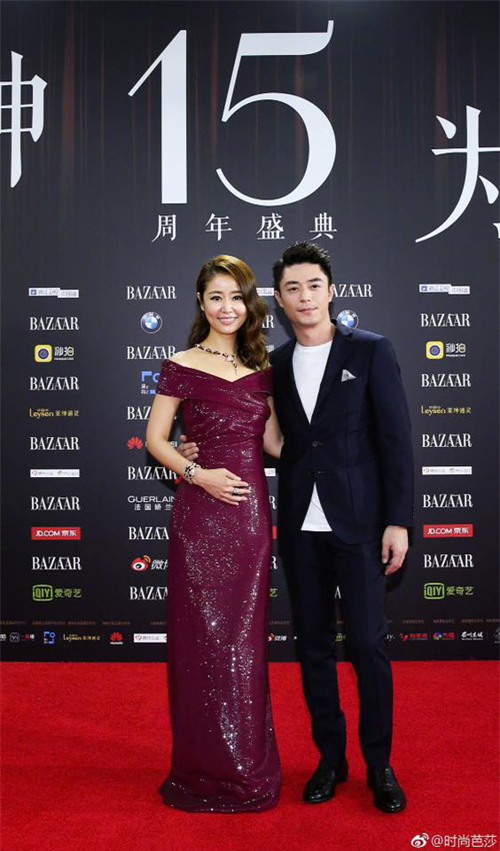 Liên tục lấy tay che vòng 2 lớn, Lâm Tâm Như phải chăng đang mang bầu lần thứ 2 sau chưa đầy 1 năm sinh con? - Ảnh 1.