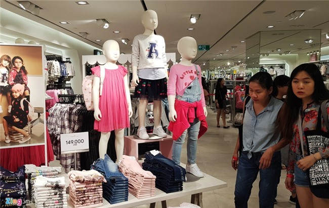 Chat nhu nem trong cua hang H&M ngay dau mo ban o Sai Gon hinh anh 13