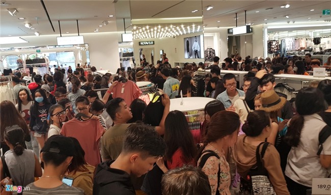 Chat nhu nem trong cua hang H&M ngay dau mo ban o Sai Gon hinh anh 4