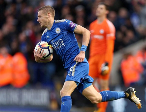 Bàn gỡ trên chấm phạt đền của Vardy không đủ giúp Leicester tránh được thất bại