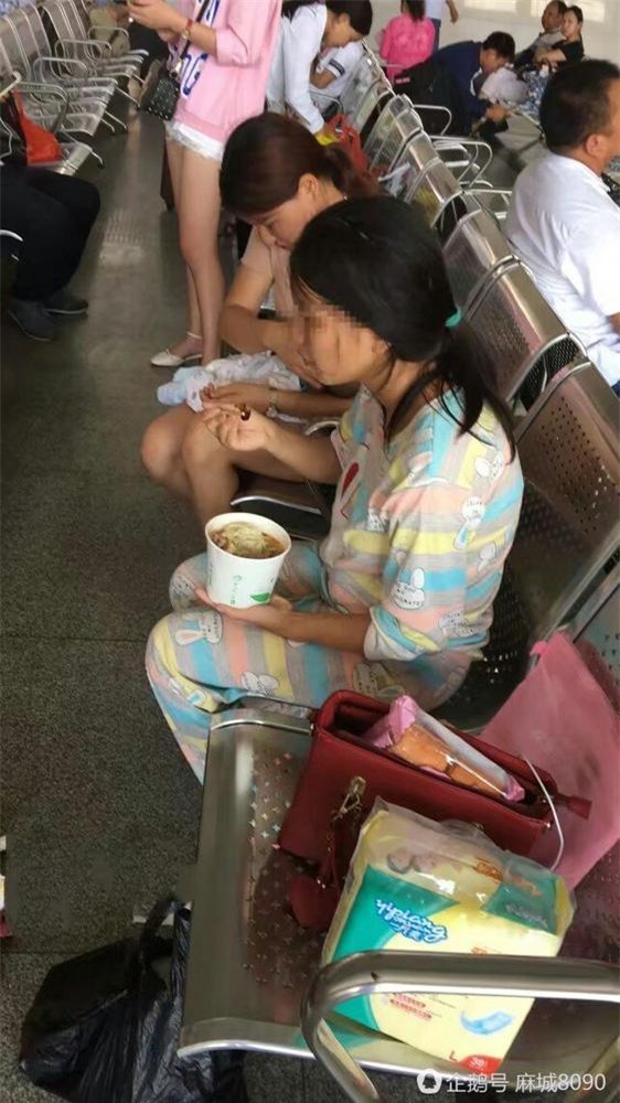 Con dâu bị mẹ chồng ghét bỏ, đuổi ra ngoài đường lúc đang ở cữ chỉ vì là người ngoại tỉnh - Ảnh 1.