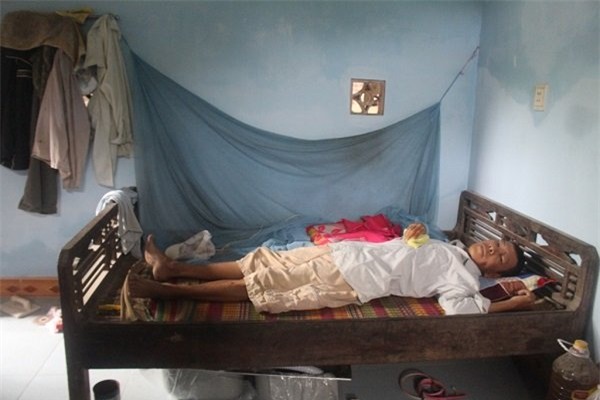 Cha ung thư, ba con thơ nheo nhóc, mình mẹ lo không đủ - Ảnh 1.