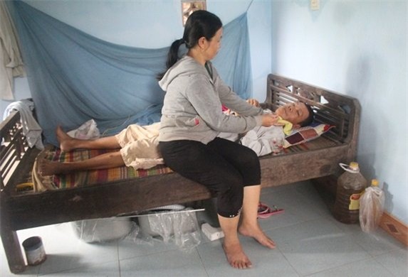 Cha ung thư, ba con thơ nheo nhóc, mình mẹ lo không đủ - Ảnh 2.