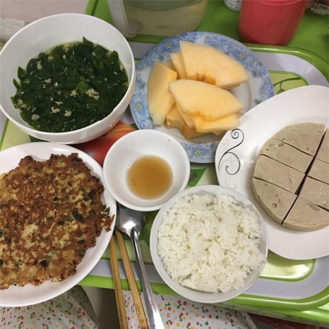 Chị em gái như trái cau non, cô em sướng nhất vịnh Bắc Bộ được chị gái nấu cho cơm ở cữ ngon phát thèm - Ảnh 4.