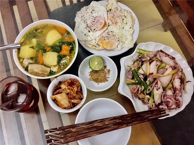 "ban gai nha nguoi ta" ngay nao cung nau mam com de hue cho chang khien dan tinh ghen ti - 14