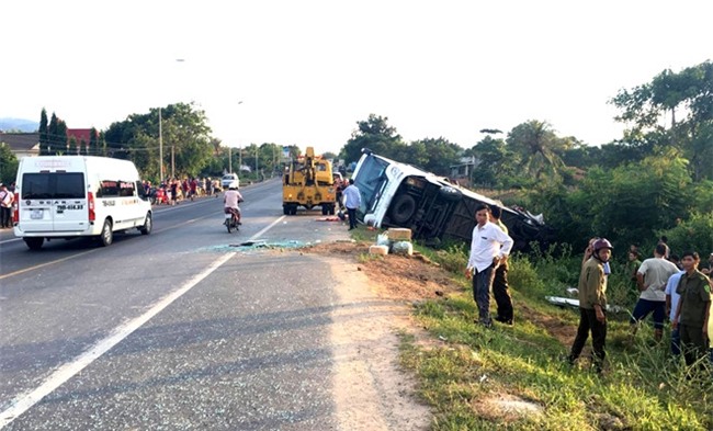 Bi an vu xe dau keo huc vang xe khach, khien 2 nguoi chet hinh anh 1