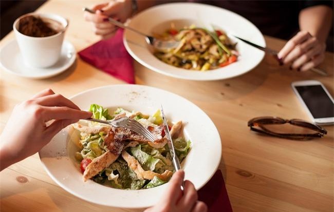 Ngăn chặn đầy bụng, khó tiêu chỉ với 5 thay đổi nhỏ này trong bữa ăn - Ảnh 2.