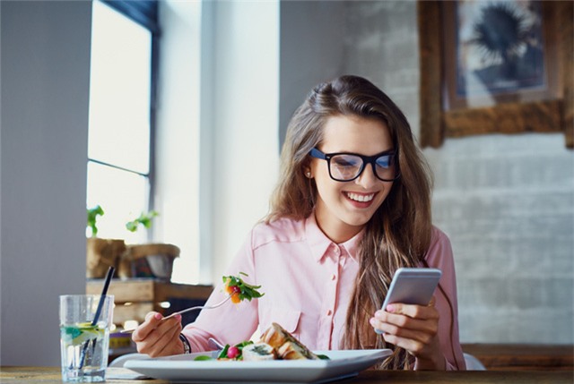 Ngăn chặn đầy bụng, khó tiêu chỉ với 5 thay đổi nhỏ này trong bữa ăn - Ảnh 3.