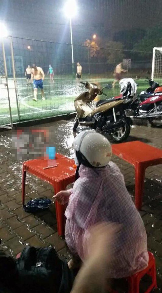 Vợ đội mưa chờ chồng đá bóng: Hình ảnh dễ thương bỗng xấu xí qua mắt nhiều người - Ảnh 1.