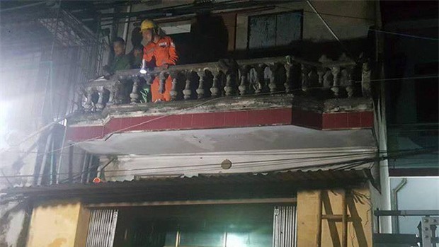 ha noi: chap dien, mot nguoi phu nu bi giat tu vong ngay truoc nha - 2