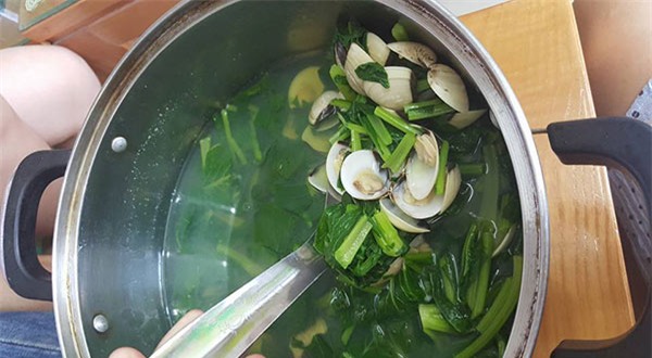 nang dau nau canh ngao bi me chong "nhin tu dau den cuoi", dan mang tranh luan nay lua - 2