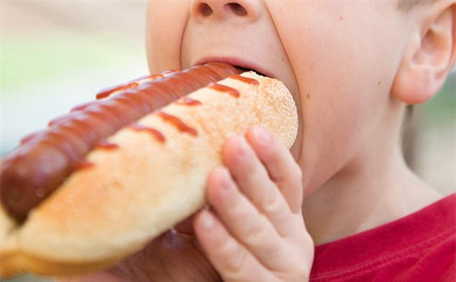 Cậu bé 9 tuổi đột ngột ngưng tim sau khi ăn... bánh mì kẹp xúc xích
