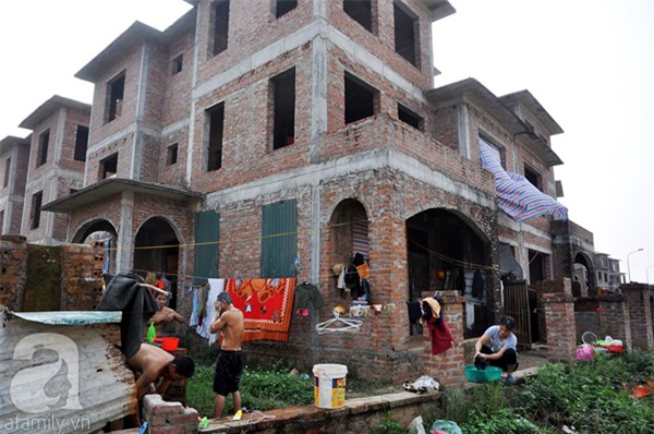 Bài 1: Chuyện về những người ăn cơm 8000đồng/bữa, vui vẻ sống trong biệt thự triệu đô - Ảnh 2.