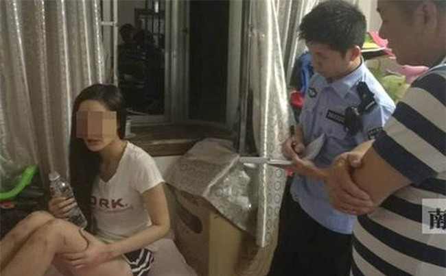 Cô gái xinh đẹp bị bạn trai dội nước sôi lên người nhốt trong nhà và bỏ đói nhiều ngày