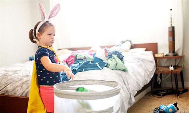 Con gái 2 tuổi đã làm việc nhà thành thạo – bà mẹ này có cách dạy con cực hay - Ảnh 1.
