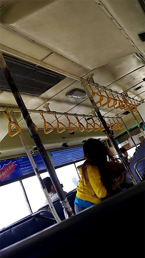 Xôn xao clip đôi nam nữ tranh cãi kịch liệt rồi lao vào đánh nhau với phụ xe buýt vì không được mở cửa sổ - Ảnh 3.