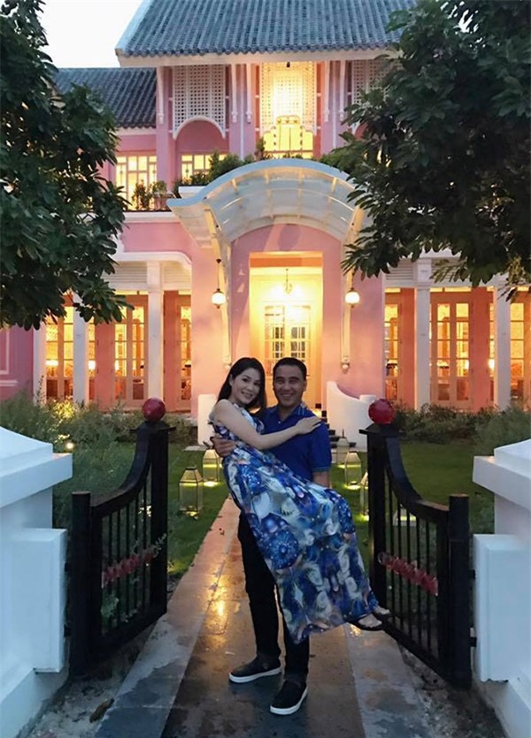 49 tuoi, hai con da lon, quyen linh va vo van tinh cam lang man nhu thuo moi yeu - 3