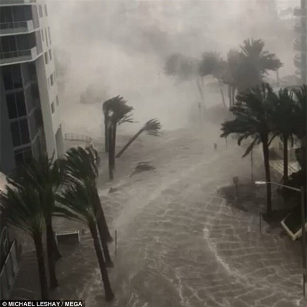 Khoảnh khắc đáng sợ: Người dân kẹt cứng khi nước lũ ngập ngang cửa nhà sau bão Irma - Ảnh 3.