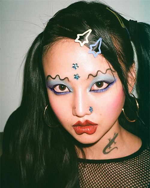 cuoi ra nuoc mat khi nhin sao viet bi ep "chay dua" theo mot long may luon song - 11