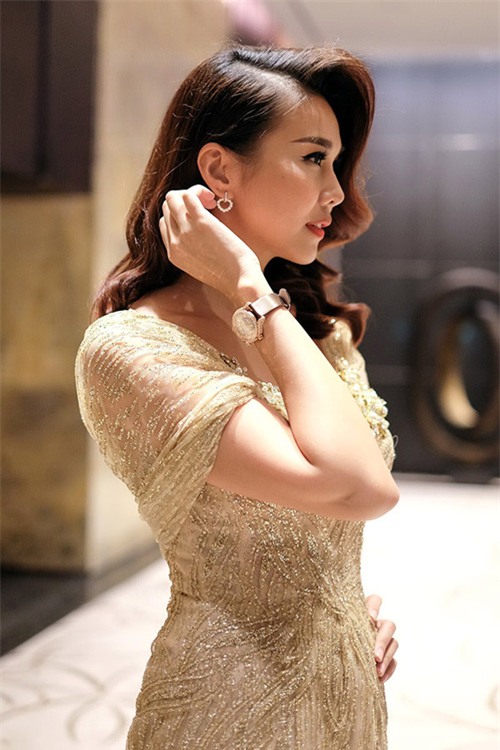 Mượn hình ảnh lái xe tâm trạng, Thanh Hằng khoe khéo nhẫn lấp lánh tiền tỉ - Ảnh 2.