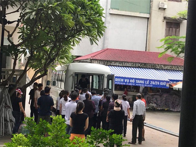 Ba ban cao pho dan lien nhau trong con ngo nho hinh anh 1