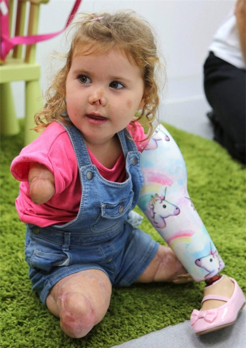Nhìn móng chân của bé 3 tuổi được sơn sặc sỡ, chỉ có người vô tâm mới chỉ trích - Ảnh 3.