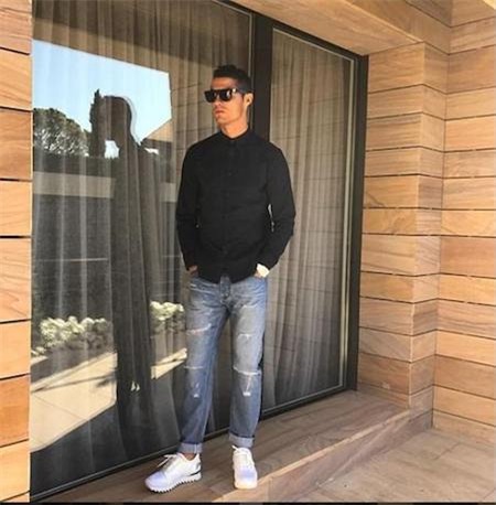 C.Ronaldo khoe ảnh bảnh bao ngay sau khi Real hoà thất vọng