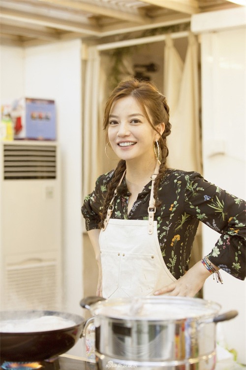 Chẳng cần ăn vận chặt chém, Triệu Vy vẫn gây choáng với BST đồ hiệu hàng khủng trong show thực tế mới - Ảnh 2.