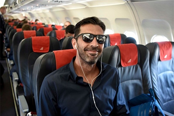 Buffon va dong doi lich lam len duong dau Barca hinh anh 1