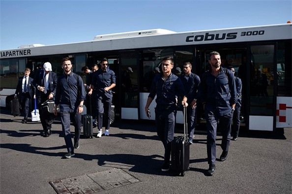 Buffon va dong doi lich lam len duong dau Barca hinh anh 8