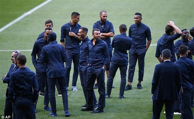 Buffon va dong doi lich lam len duong dau Barca hinh anh 9