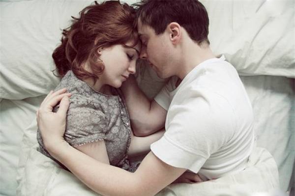 "giu gin" cho ban gai suot 4 nam, chang trai quay ngoat 180 do sau khi lam "chuyen ay" - 2