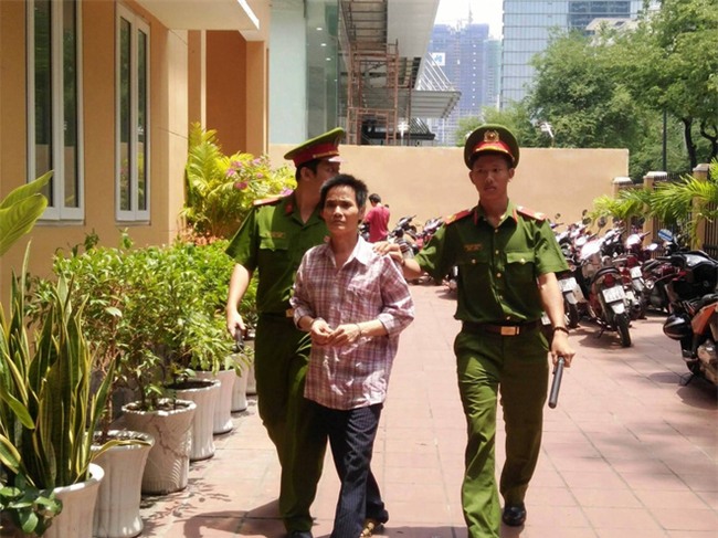 Vợ ngoại tình rồi có con, chồng tức giận mua xăng về khóa cửa đốt cháy 2 mẹ con - Ảnh 1.
