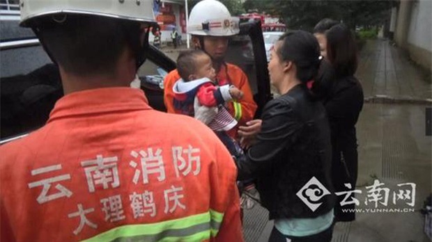 Bé trai 2 tuổi khóc hết nước mắt trong xe ô tô vì sự hồn nhiên chết người của cha mẹ - Ảnh 3.