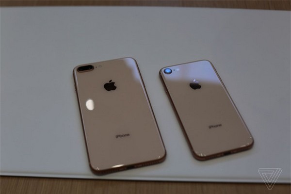 Mặt sau của bộ đôi iPhone 8 mới sử dụng kính cường lực, thay vì vỏ kim loại như các phiên bản iPhone gần đây