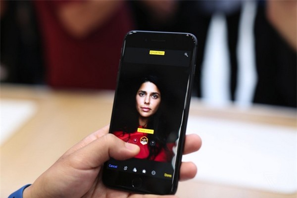 Tính năng “Portrait Lighting” cho phép điều chỉnh độ sáng khi chụp ảnh chân dung trên iPhone 8 Plus