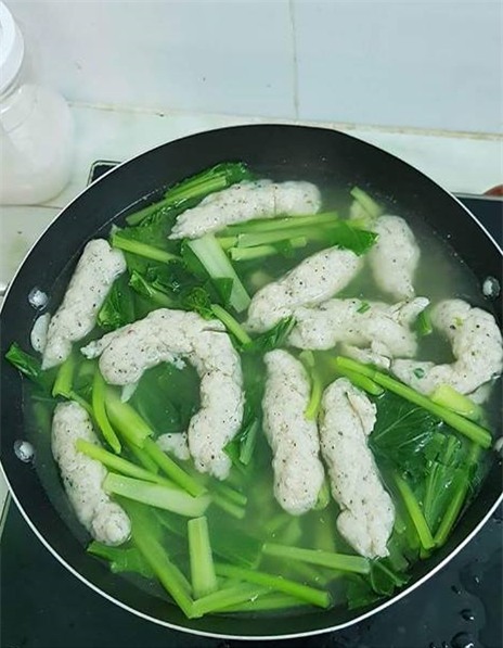 Đừng tưởng chồng chăm vào bếp là hay, cô vợ này bao năm dở khóc dở cười với tác phẩm nổi lềnh phềnh chồng nấu - Ảnh 2.