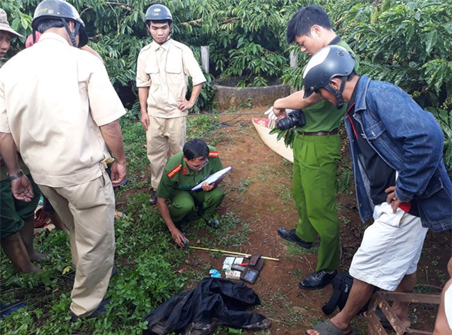 Nguoi tu vong duoi gieng nghi doat mang vo bang nhieu nhat dao hinh anh 1