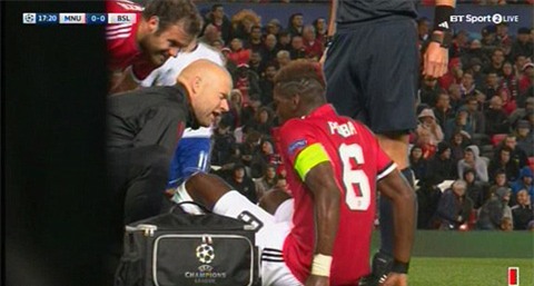Đội trưởng Pogba chấn thương rời sân
