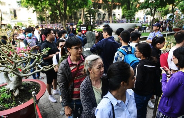 Vì sao người Việt mua áo ‘made in Vietnam’ 300.000 đồng chê đắt nhưng đội nắng 15 tiếng mua áo H&M 700.000 đồng vẫn khen rẻ ? - Ảnh 1.