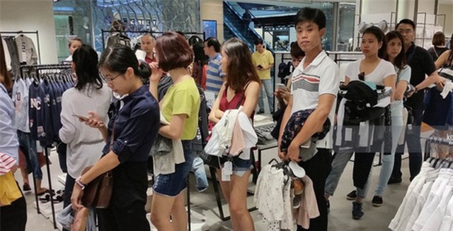 Vì sao người Việt mua áo ‘made in Vietnam’ 300.000 đồng chê đắt nhưng đội nắng 15 tiếng mua áo H&M 700.000 đồng vẫn khen rẻ ? - Ảnh 2.
